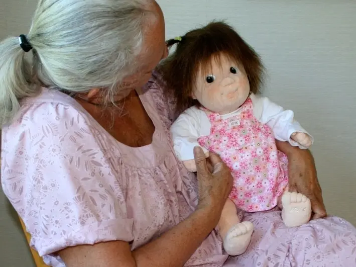 Foto simbolo anziana con una bambola Campagna malati di Alzheimer