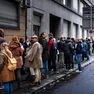 Serbi in fila fuori dal consolato per votare