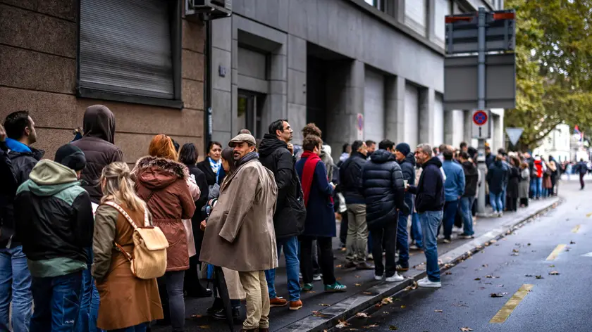 Serbi in fila fuori dal consolato per votare