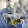 Medici impegnati in un intervento chirurgico