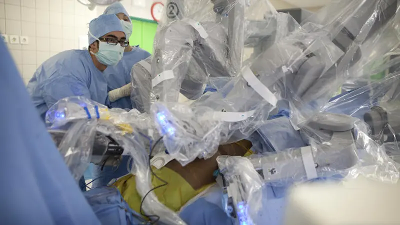 Medici impegnati in un intervento chirurgico