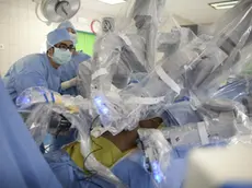Medici impegnati in un intervento chirurgico