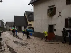 Al lavoro per spalare via il fango durante la tempesta vaia