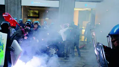 Scontri tra manifestanti e polizia a Milano (LaPresse/Federico Ferramola)