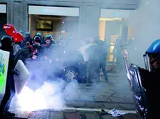 Scontri tra manifestanti e polizia a Milano (LaPresse/Federico Ferramola)