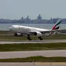 Un areo della Emirates decolla dall'aeroporto "Marco Polo" di Venezia in un'immagine d'archivio.