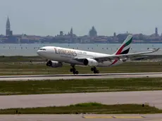 Un areo della Emirates decolla dall'aeroporto "Marco Polo" di Venezia in un'immagine d'archivio.