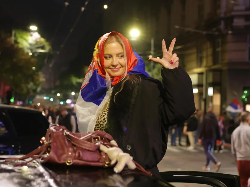 Domenica notte a Belgrado, dopo la vittoria della Studentska lista (foto Epa)
