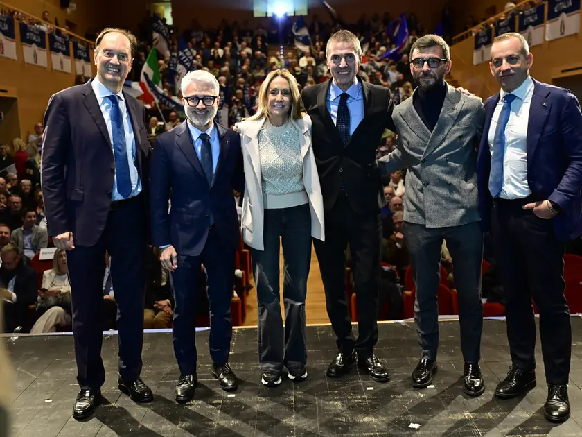 Cinquecento persone in teatro ad Azzano Decimo per l’incontro di FdI (Foto Petrussi/Favaretto)