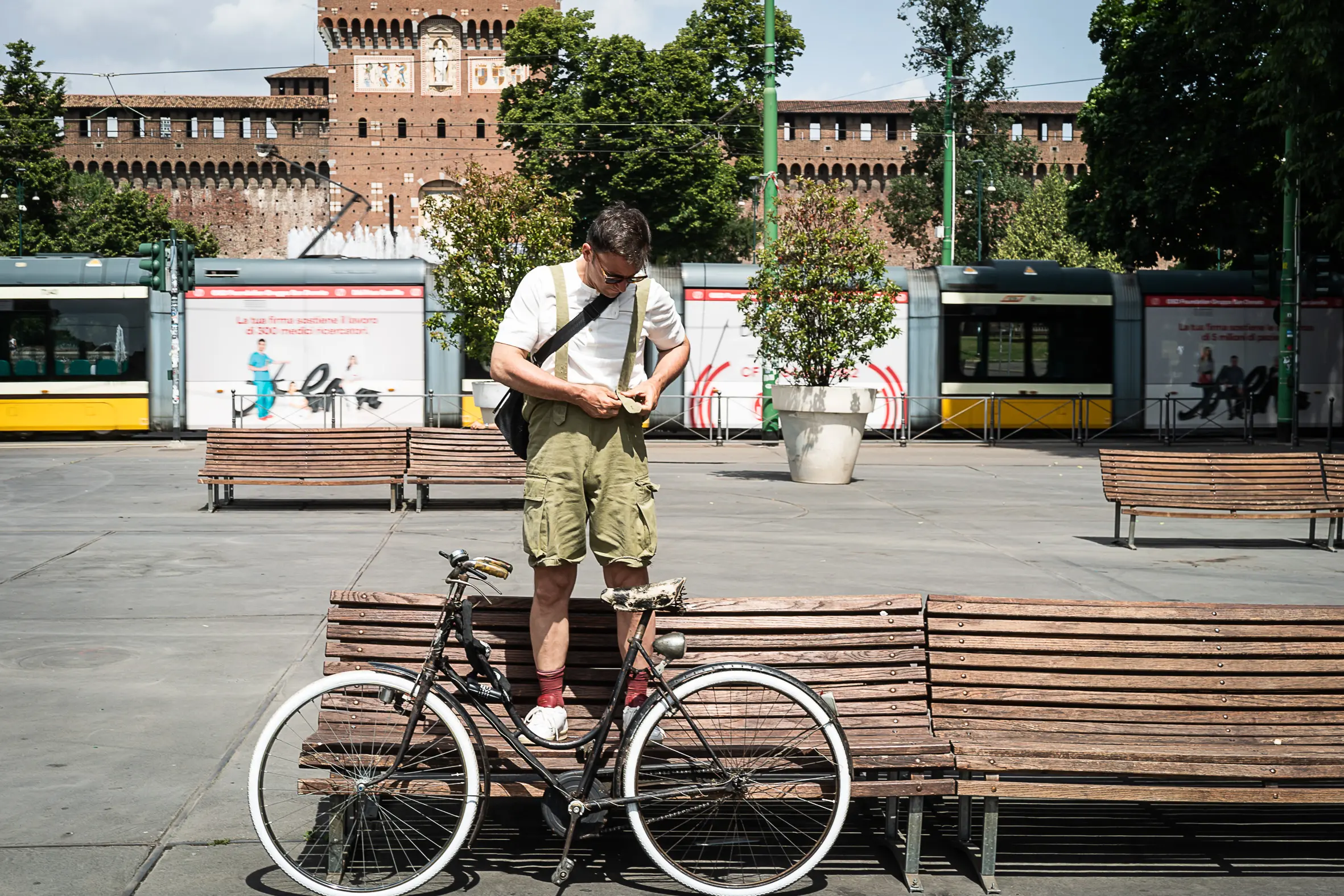 Milano - Franco Zanellato arriva a Milano dalla sua sede di Vicenza, dopo un viaggio di tre giorni in bicicletta per celebrare i 10 anni della sua borsa “postina”