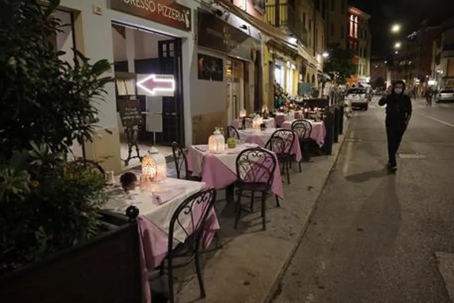 Ristoranti e Bar in centro quasi deserti, con lÕentrata in vigore del nuovo Dpcm per il contenimento dei contagi da Covid-19, Brescia 14 ottobre 2020. Ansa Filippo Venezia