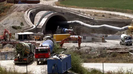 20010623-MUGELLO;(FI). Uno dei cantieri dell' alta velocità, a Marzana, che da oggi non potranno piu' usufruire delle cave e discariche poste sotto sequestro dai carabinieri. ANSA MARCO BUCCO.