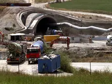 20010623-MUGELLO;(FI). Uno dei cantieri dell' alta velocità, a Marzana, che da oggi non potranno piu' usufruire delle cave e discariche poste sotto sequestro dai carabinieri. ANSA MARCO BUCCO.