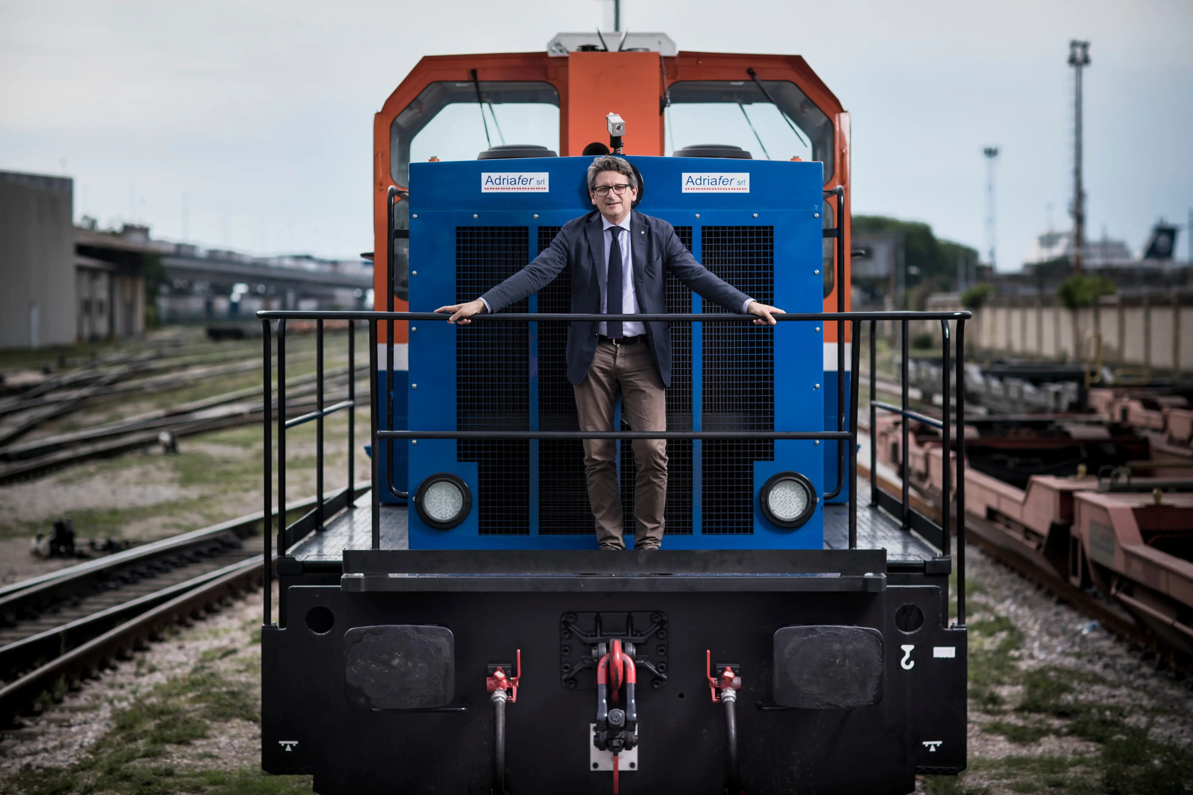 Zeno D’Agostino su una locomotiva di Adriafer, società di manovra ferroviaria del porto di Trieste (Giuliano Koren)