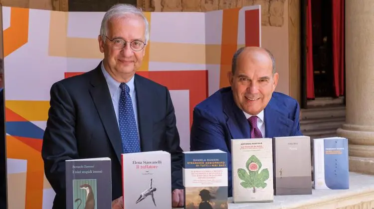 Walter Veltroni ed Enrico Carraro con i 5 libri finalisti del Premio Campiello 2022