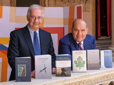 Walter Veltroni ed Enrico Carraro con i 5 libri finalisti del Premio Campiello 2022