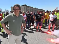 Foto BRUNI Trieste 06.06.2020 Zeno D'Agostino incontra i portuali-abbracci e commozione