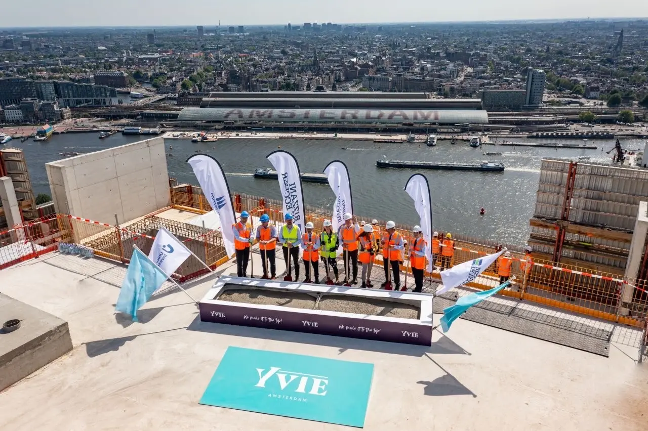 Cerimonia di "topping out" nella torre del Maritim Hotel di Amsterdam