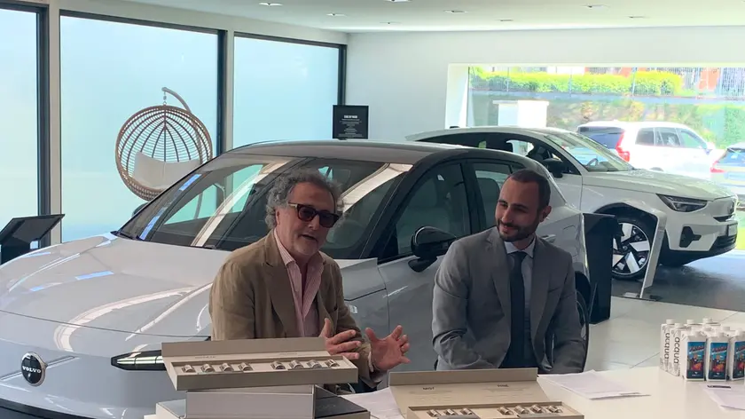 Giorgio Sina ed Enrico de Cais davanti alla EX30