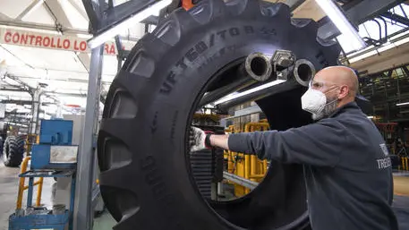 Un operaio della Trelleborg Wheel Systems a lavoro presso la sede dello di Tivoli, a pochi chilometri da Roma, 25 aprile 2020. . ANSA/CLAUDIO PERI