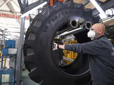 Un operaio della Trelleborg Wheel Systems a lavoro presso la sede dello di Tivoli, a pochi chilometri da Roma, 25 aprile 2020. . ANSA/CLAUDIO PERI