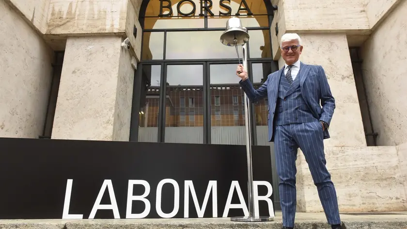 Walter Bertin, presidente di Labomar, suona la campanella il giorno del debutto in borsa