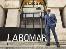 Walter Bertin, presidente di Labomar, suona la campanella il giorno del debutto in borsa