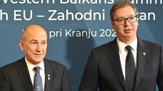 L’ex primo ministro sloveno Janez Janša (a sinistra) e il presidente della Serbia Aleksandar Vučić