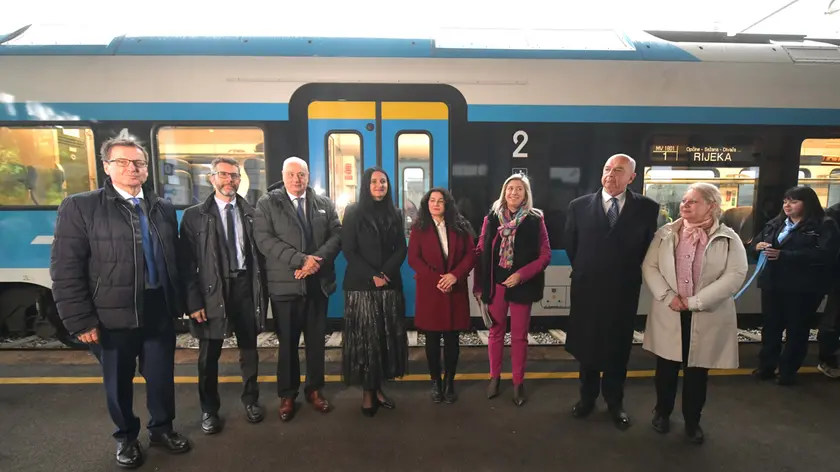 La foto di gruppo con le autorità presenti all’inaugurazione del collegamento ferroviario tra la stazione di Villa Opicina, frazione di Trieste, e Fiume. Foto di Francesco Bruni