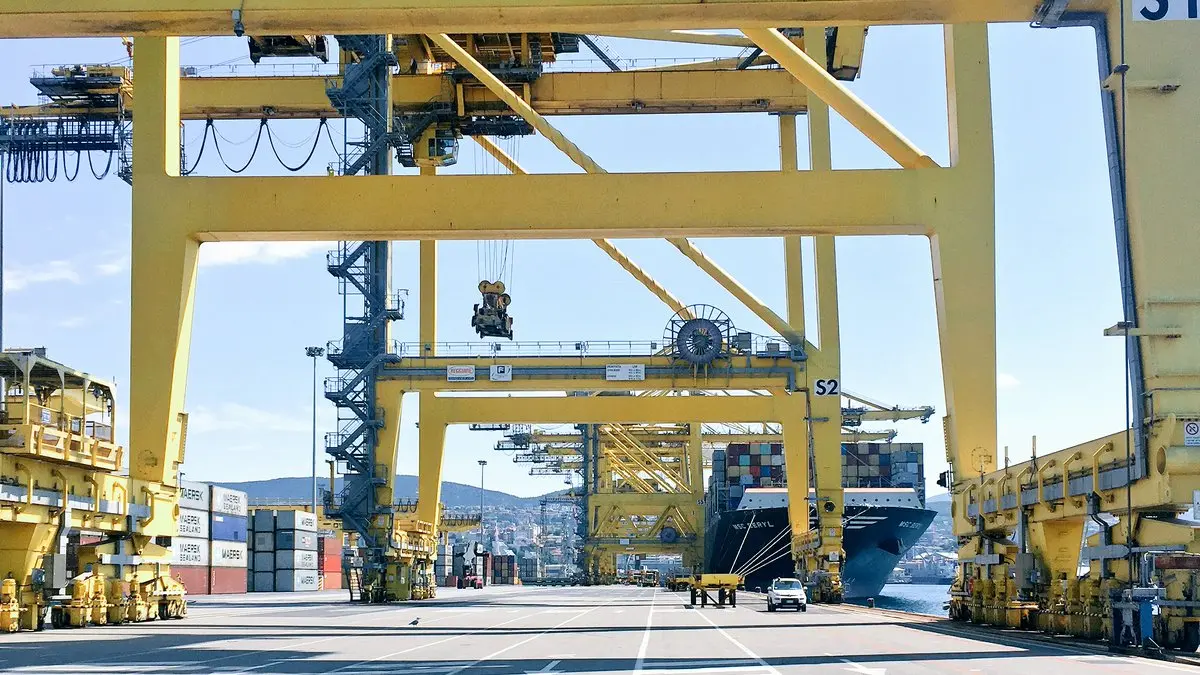 Carico container al porto di Trieste