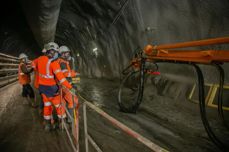 Operai al lavoro nel cantiere della Tav