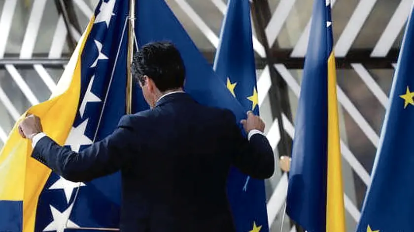 Bandiere della Bosnia-Erzegovina vicin a quelle dell’Unione