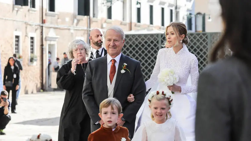Matrimonio tra Alexandre Arnault e Geradine Guyot, l'arrivo della sposa
