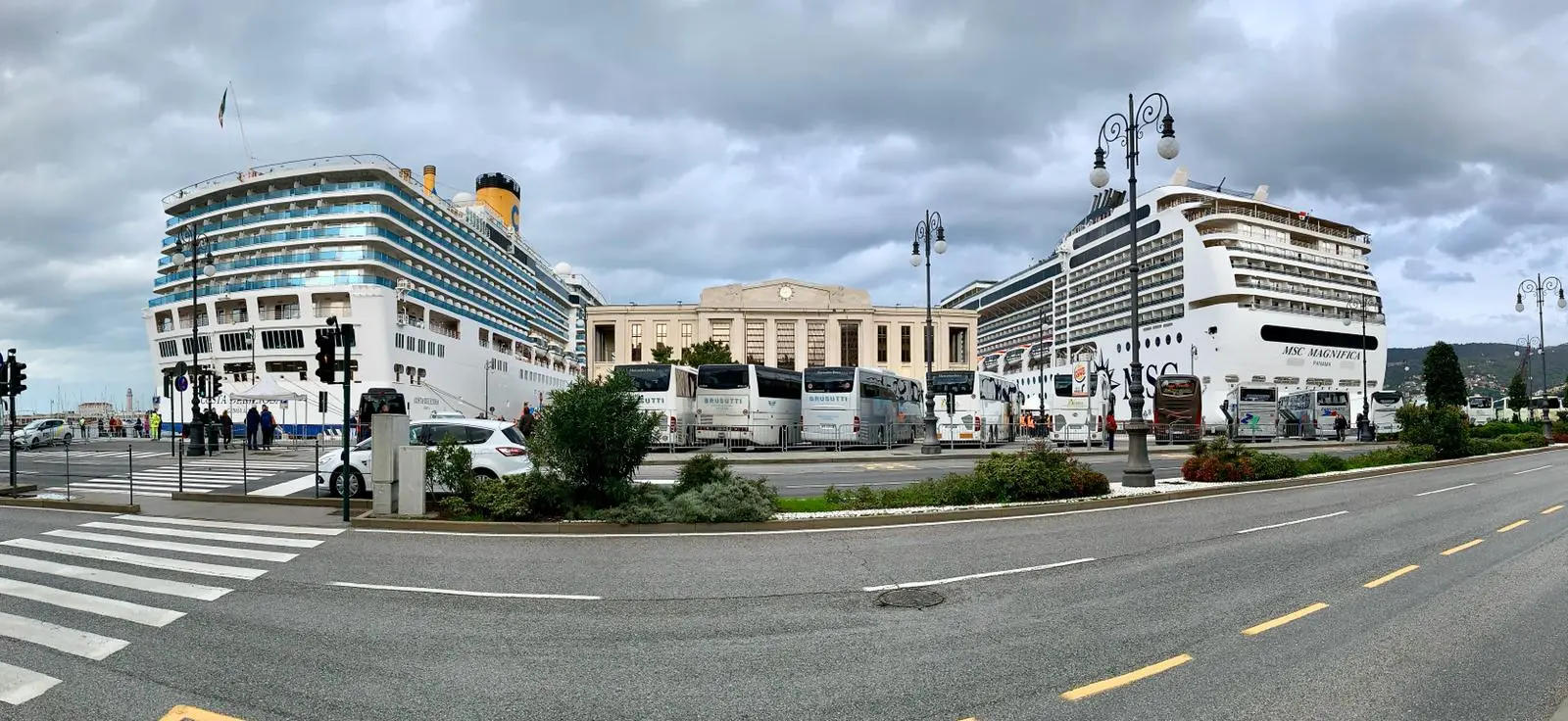 Dirottate da Venezia sott'acqua, le due grandi navi Costa e Msc attraccano sulle Rive di Trieste.