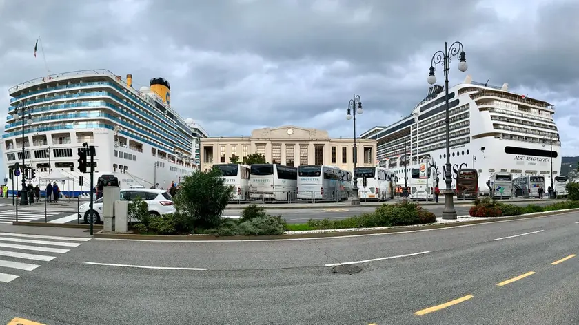 Dirottate da Venezia sott'acqua, le due grandi navi Costa e Msc attraccano sulle Rive di Trieste.