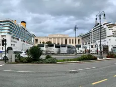 Dirottate da Venezia sott'acqua, le due grandi navi Costa e Msc attraccano sulle Rive di Trieste.