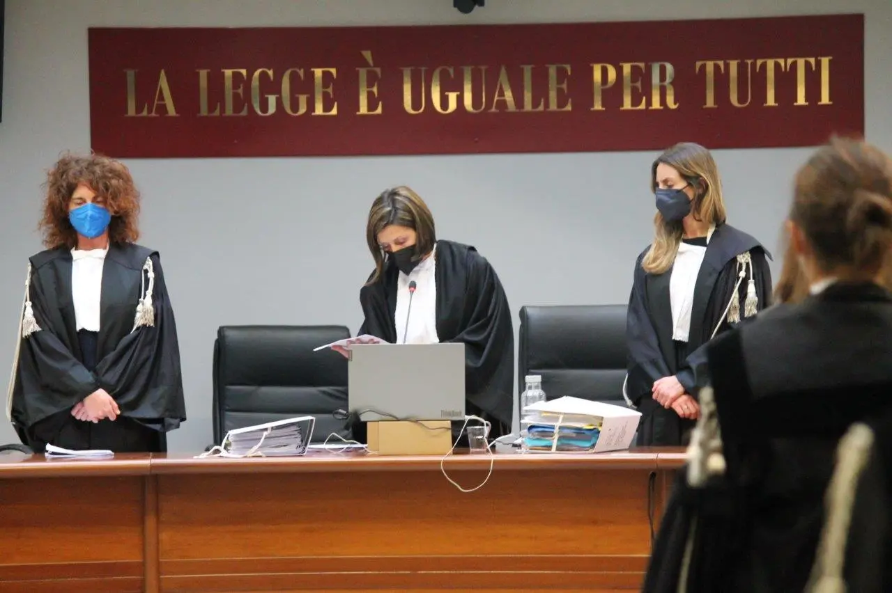 Il giudice Deborah de Stefano che legge la sentenza