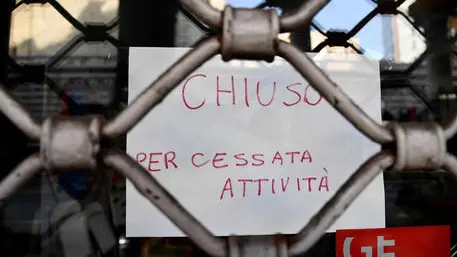 Il cartello che avverte la cessata attivitˆ' di un negozio in pieno centro a Genova. Diverse le serrande abbassate dai commercianti in crisi Genova, 10 novembre 2020. ANSA/LUCA ZENNARO