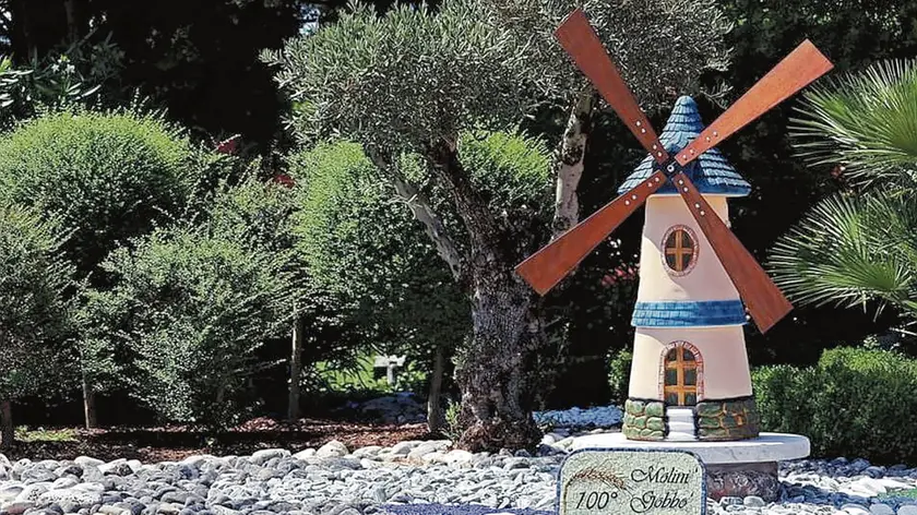 Nel giardino di casa Gobbo, un modello di mulino a vento costruito artigianalmente da un’azienda francese (foto di Carlo Verardo)