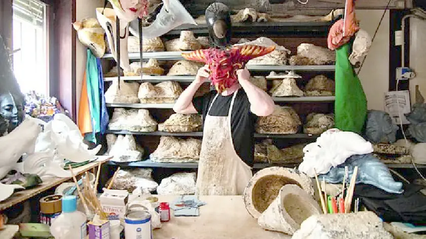 La bottega veneziana di Sergio Boldrin, che produce maschere per clienti internazionali (Foto Dario Garofalo)