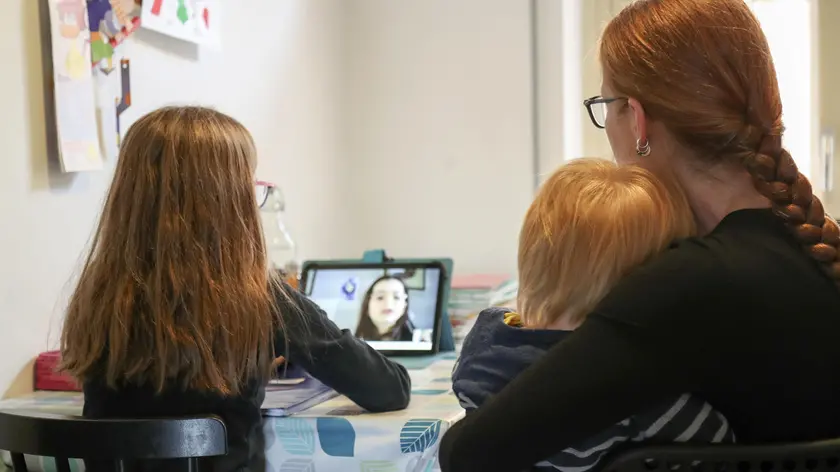 Rebecca e la Mamma Elisa seguono la DAD, Scuola DAD, Brescia, 5 Marzo 2021. Ansa Davide Brunori