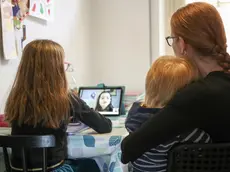 Rebecca e la Mamma Elisa seguono la DAD, Scuola DAD, Brescia, 5 Marzo 2021. Ansa Davide Brunori