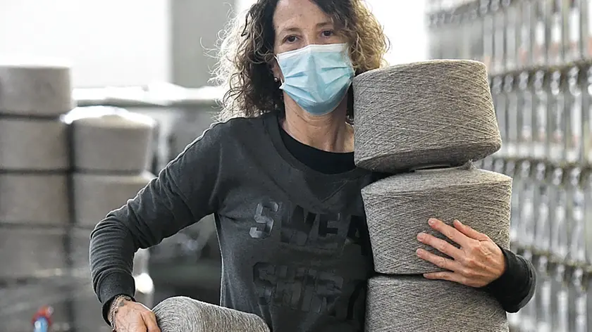 28/04/2020 Montemurlo, emergenza coronavirus, riparte il settore tessile. Nella foto operai a lavoro nel lanificio Fortex