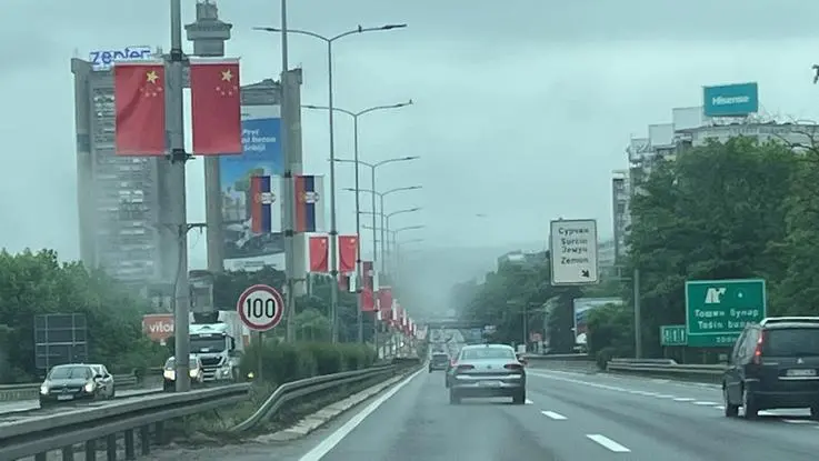 Anche bandiere cinesi lungo i pali delle strade di Belgrado, in attesa delle visita del presidente Xi Jinping, in agenda fra meno di una settimana