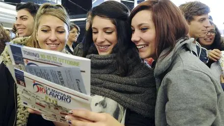 Un gruppo di giovani durante l'inaugurazione di IoLavoro, Torino, 10 Ottobre 2013. ANSA/ ALESSANDRO DI MARCO