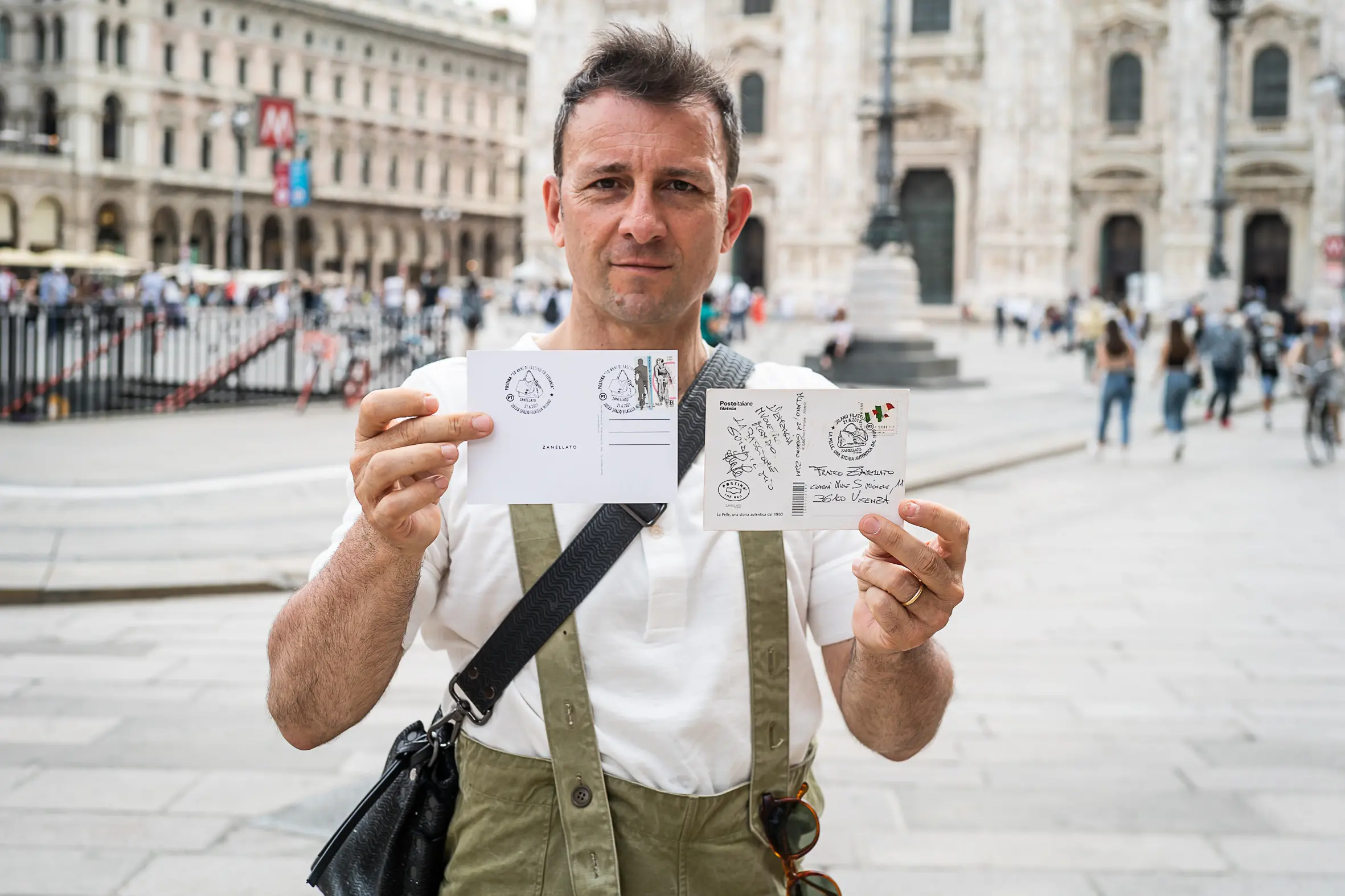 Franco Zanellato con due cartoline che riportano l'annullo speciale dedicato da Poste Italiane alla sua Postina