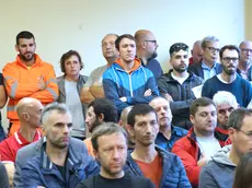 Operai della Ferriera riuniti in assemblea lo scorso ottobre. A giorni il voto sulla firma dell’accordo