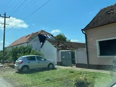 Una casa con il tetto scoperchiato dopo il passaggio dell’uragano