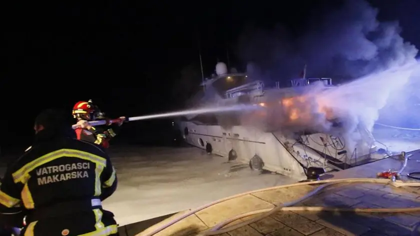 L’intervento dei vigili del fuoco. foto da slobodnadalmacija.hr
