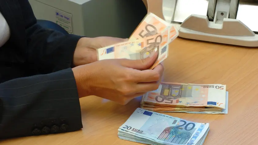 20090331 - ROMA - FIN - CRISI: CEI, CON BANCHE PRESTITI 300MLN A FAMIGLIE POVERE - Un fondo di garanzia da circa 30 milioni di euro in grado di generare prestiti bancari per 300 milioni da destinare alle famiglie in difficolta' a causa della crisi e' stato istituito dalla ..Conferenza episcopale italiana grazie ad un accordo con l'Abi, l'associazione bancaria italiana. .. Potranno farne richiesta di accesso le famiglie regolari con tre figli o malati a carico che abbiano perso ogni fonte di ..reddito...MARIO DE RENZIS /ANSA / KLD
